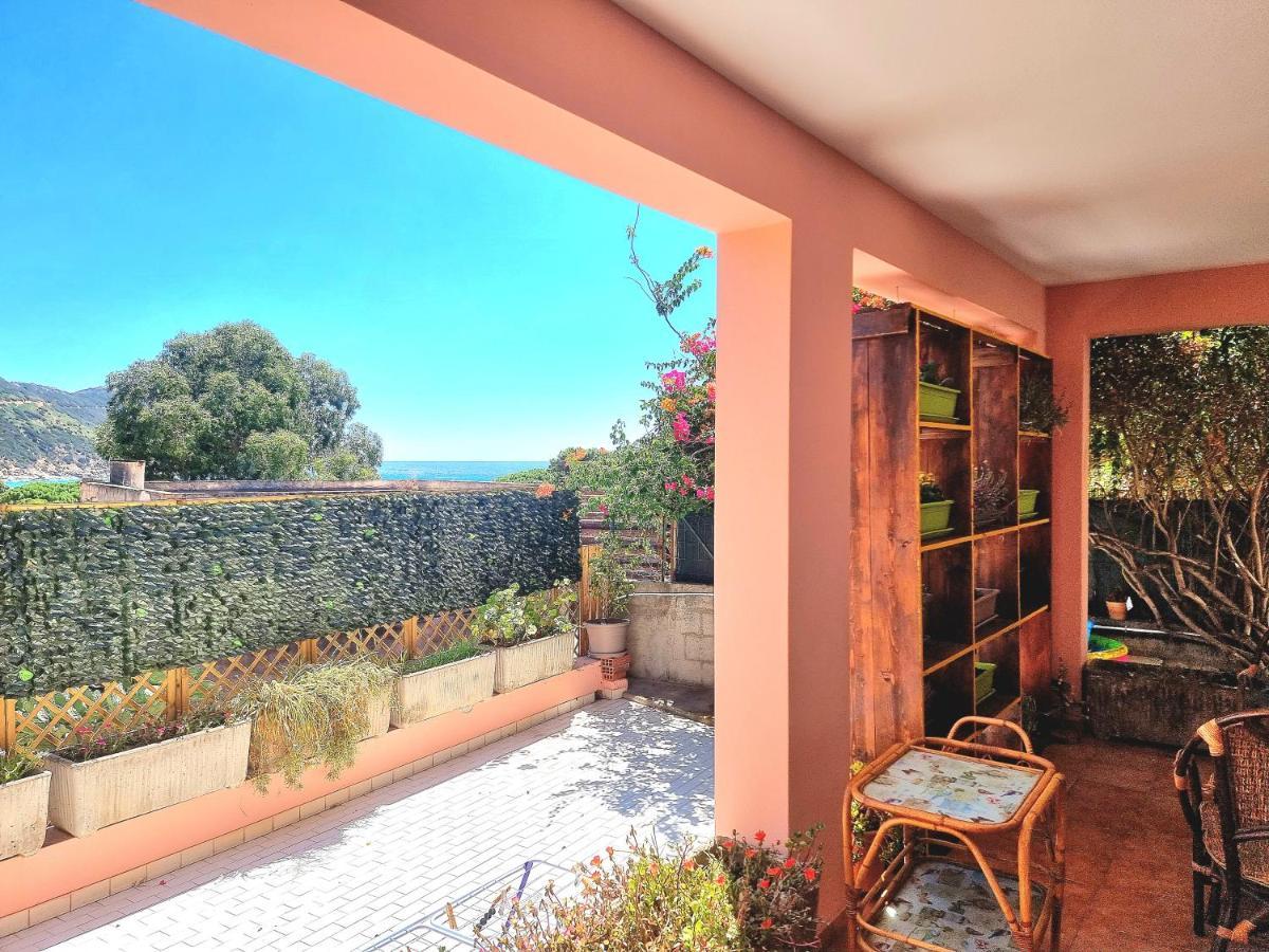 Stylish Home With Patio 4 Min Walk To The Beach Solanas (Cagliari) Exterior foto